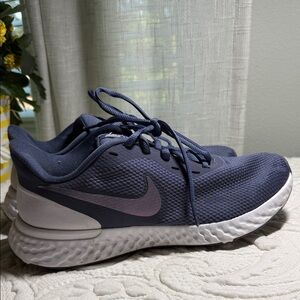 Nike Revolution 5 running shoes